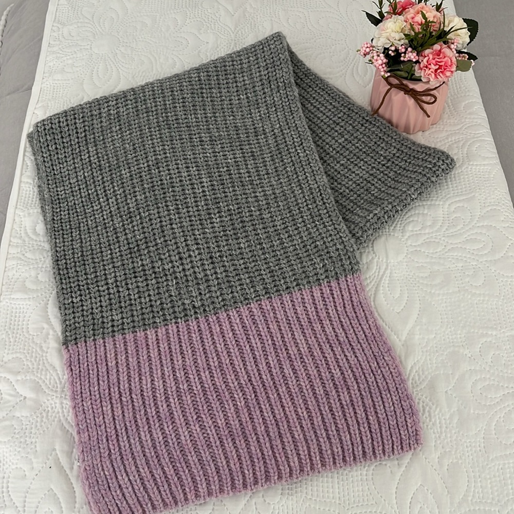 GAP Knit Chunky Colorblock Scarf in Gray & Heathered Lilac. Like brand new.